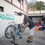 Atelier solidaire, démontage des vélos au foyer Cara le mardi 9 septembre 2014.