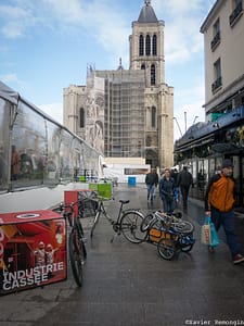 Vélos devant la basilique de Saint-Denis. ©Xavier Remongin / atelierso.fr