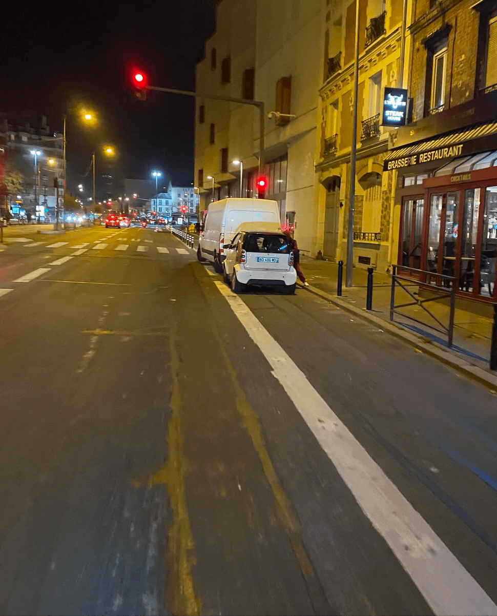 voiture garée sur des bandes cyclables à Saint-Ouen